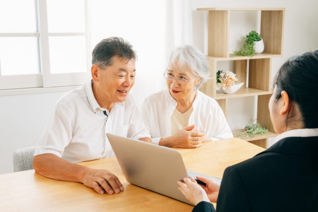 相談する老夫婦